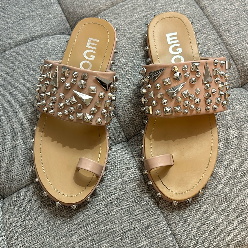 These are so sassy! They are marked size 4 UK, that equates to a US size 6.